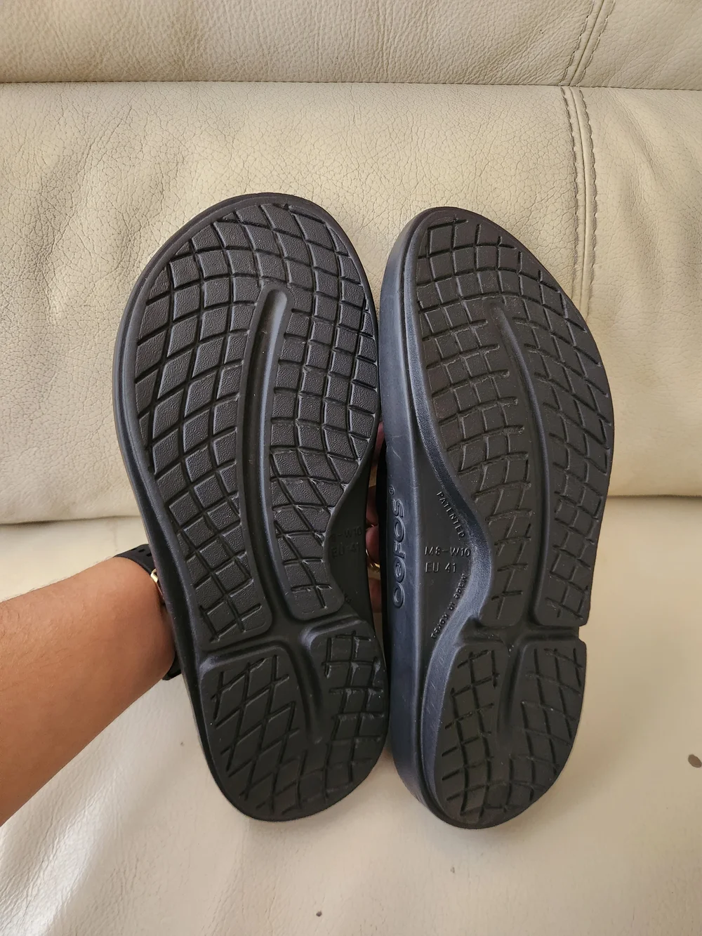 OOFOS Black Men's Flip Flop Sandals - Cushioned Support